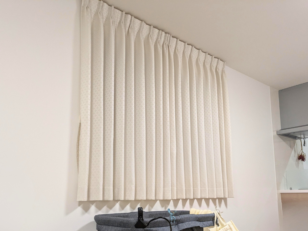 お部屋になじみつつ、窓辺をそっと華やかに彩る。機能性とデザイン性が両立したカーテン