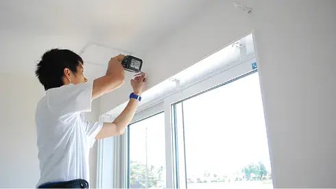 エアコンを取り付けるスタッフ